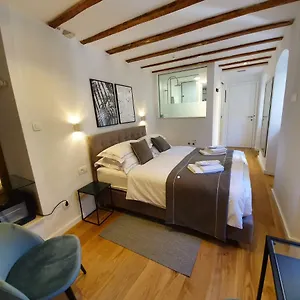 The At Bed and breakfast Split